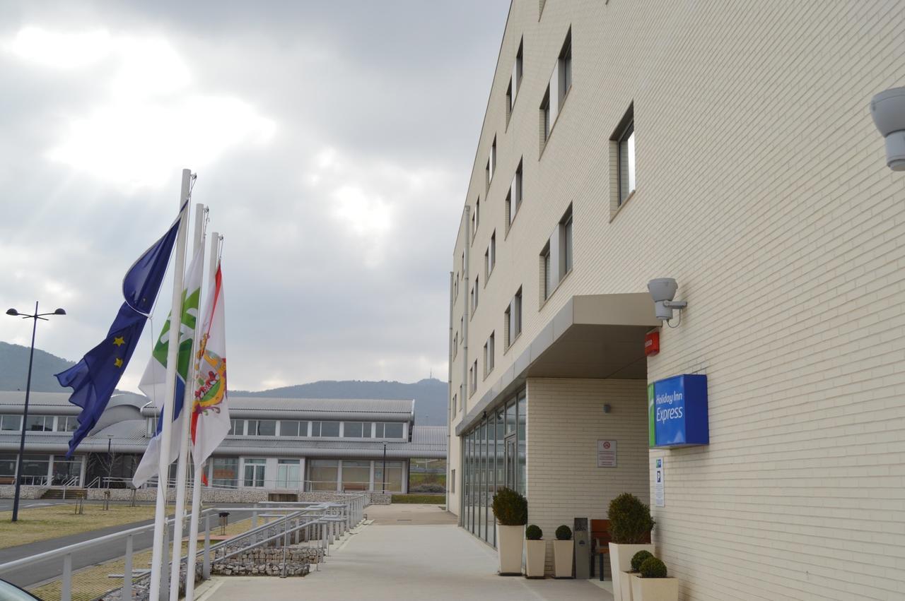 Holiday Inn Express Vitoria By Ihg Buitenkant foto